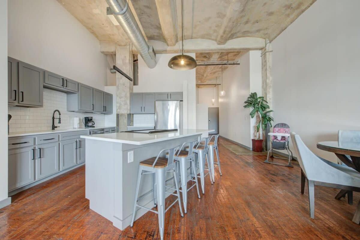 2Br 2Ba Spacious Historic Loft With Gym By Envitae Kansas City Buitenkant foto